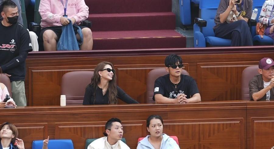 2026年1月，澳网官网把周杰伦的国籍标成CHN，岛内“青鸟”一声没吭。9个月后，上海大师赛主持人用英文喊了一句“famous Chinese singer”，周杰伦把视频原样转发外网，同一个人群涌进他评论区刷“他是Taiwanese”。
同一件事，两副面孔
先把时间线摆清楚。
2026年1月，周杰