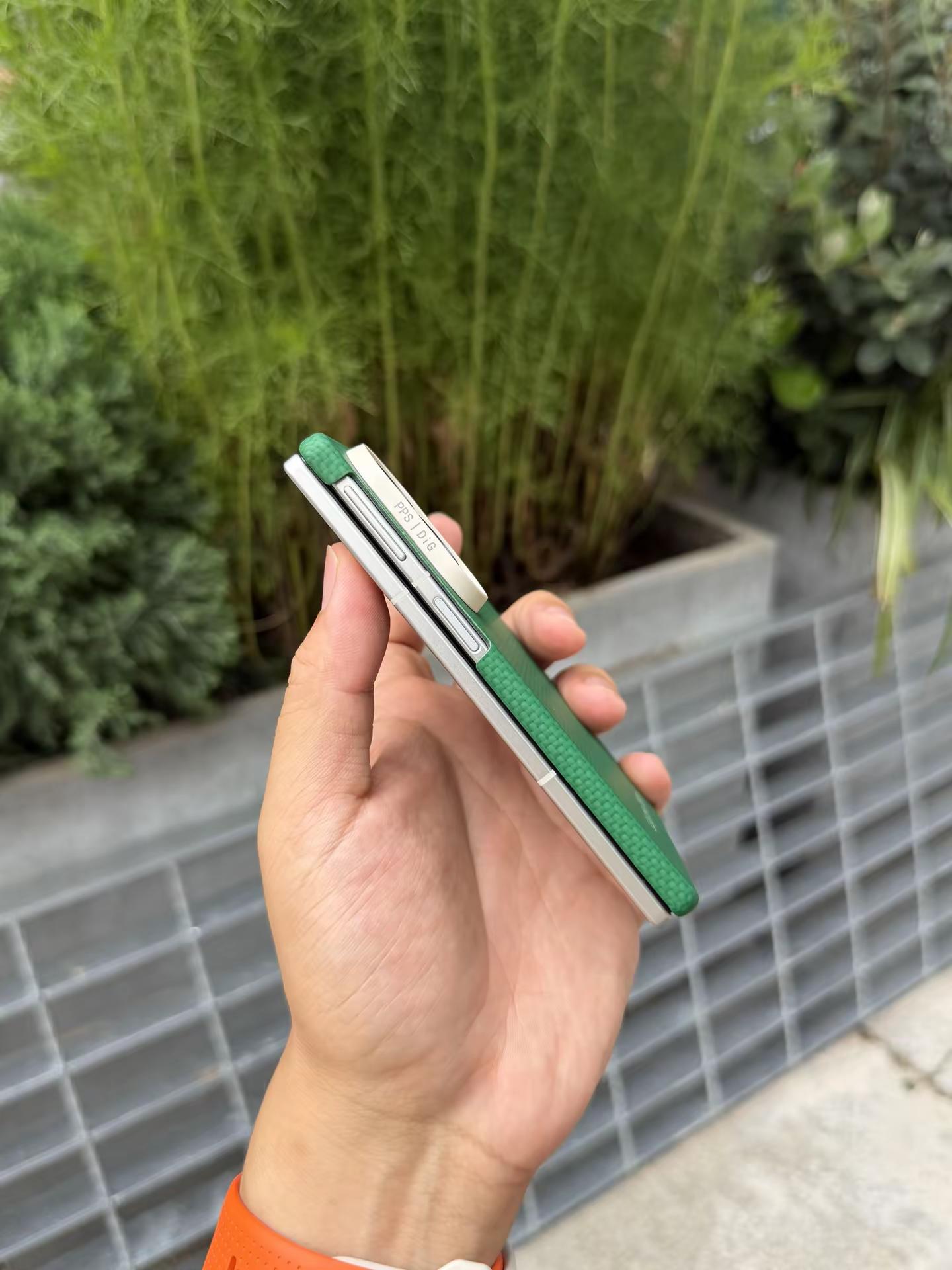 说ZFold8塑料感的，你们摸过真机吗？
