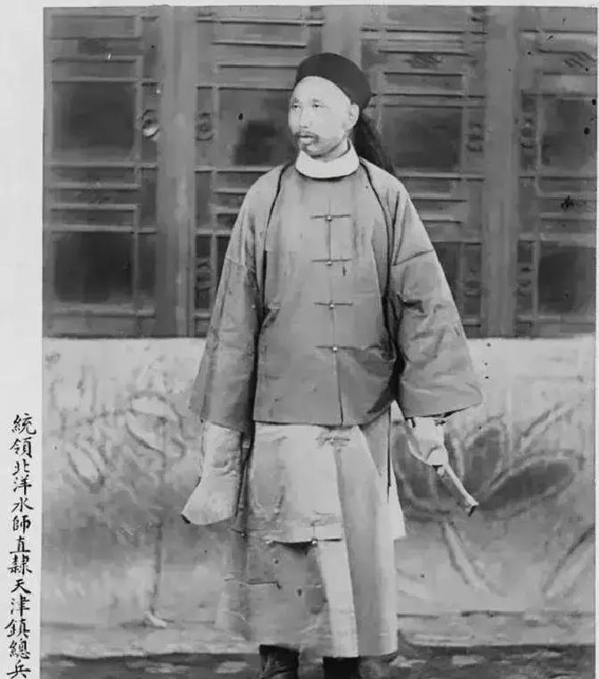 光绪皇帝二十几岁时，本事不大。但他的胸怀，却是举世罕见的。
海战的硝烟还没散尽，丁汝昌吞鸦片自尽的消息传到京城已是傍晚。光绪推开面前的折子，走到窗前，盯着宫墙外的夜色看了很久。他等这一天，等得太久了。
两天后，查抄丁府的圣旨就出了宫门。带队的是内务府一名姓赵的司官，他揣着旨意，心里却有点发毛——前线