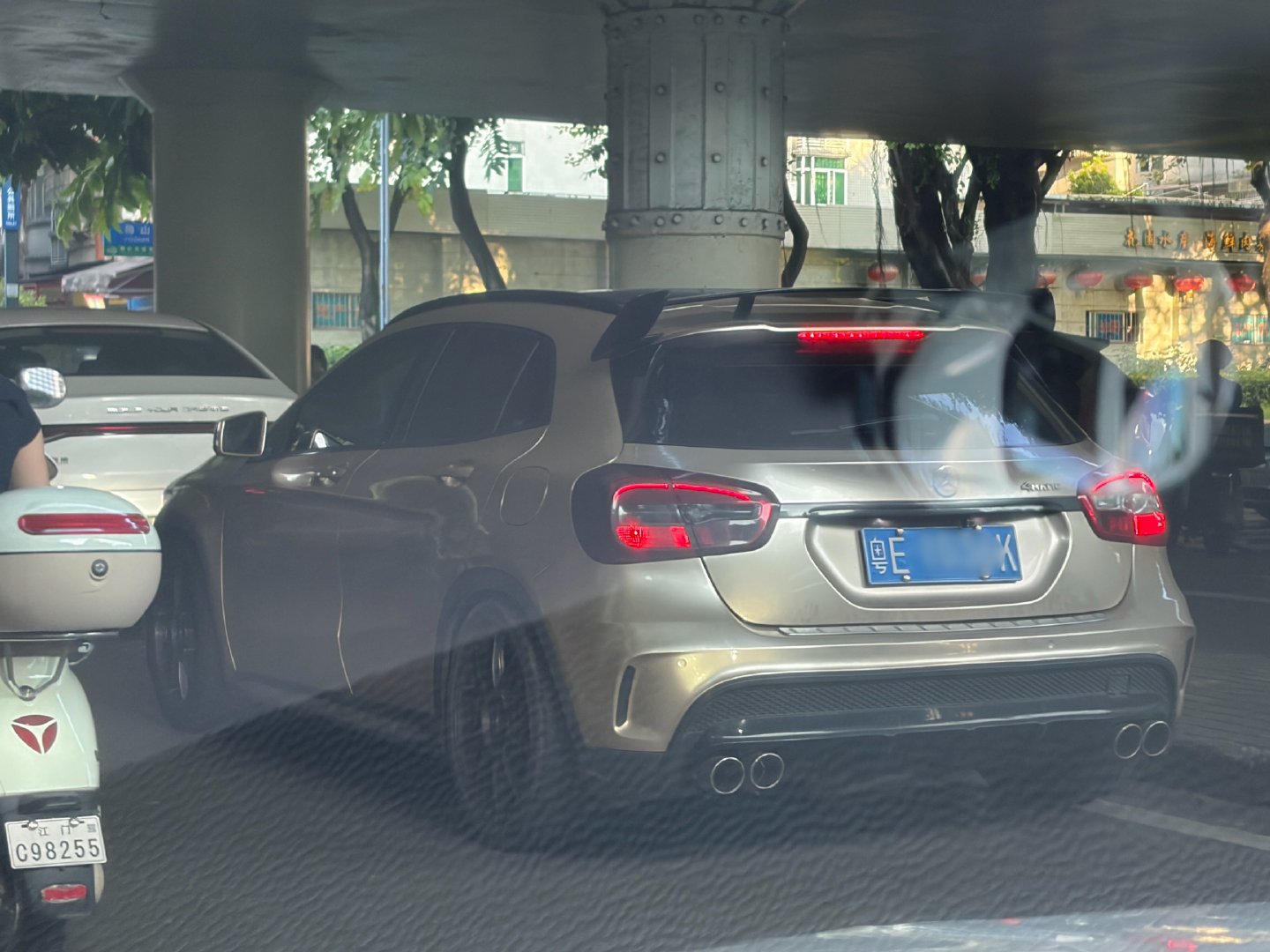 #我市日常[超话]# 本来以为遇到了一台奔驰A45 AMG，腚眼一看才发现这竟然是GLA，那个小SUV[笑cry] ​