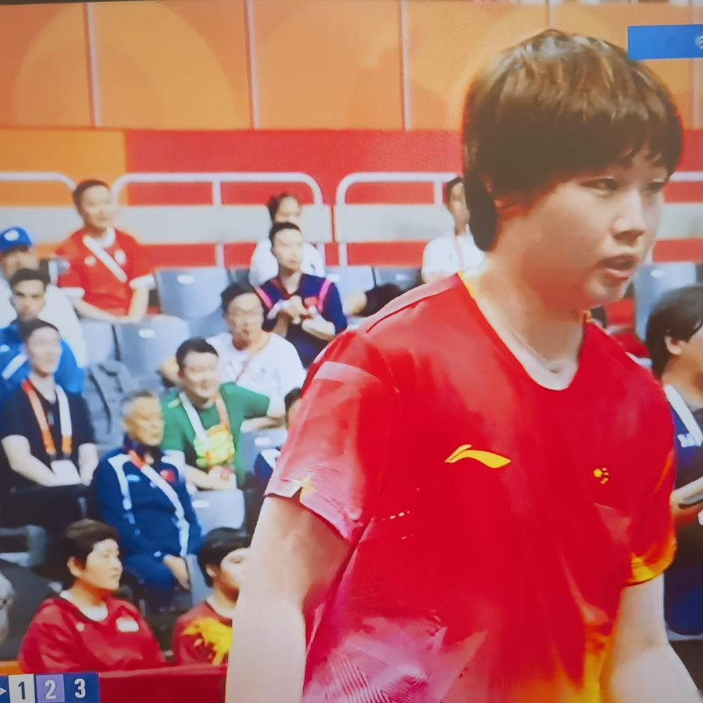 11比1，首局就把尼泊尔打哑火了，看台上王励勤和秦志戬全程黑着脸。
轮休了孙颖莎、王曼昱，直接塞三个新人上去。陈熠、蒯曼、范姝涵，三盘九个局，一局没丢。
陈熠说自己紧张又激动，结果第一局只让人拿1分。蒯曼更逗，说在游轮驻地一进屋就犯困，睡得可好了。范姝涵最实在，从晚上就把状态拉满。
侯英超说了