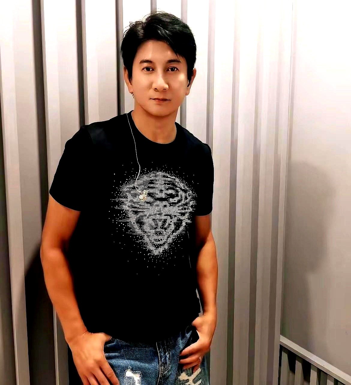 娱乐圈里有人栽在立场含糊上，刘诗诗当年挑中吴奇隆眼光确实毒辣。

吴奇隆出道这么多年，大是大非面前从没让人捏把汗。他说话做事靠谱，底线画得明明白白。满嘴高情商的人遇事可能躲得快，但他不拧巴。

长辈常说，看人得看底线。

刘诗诗性子淡，图的就是这份半夜醒来的踏实。婚姻走到深处，拼的其实就是这种不用防