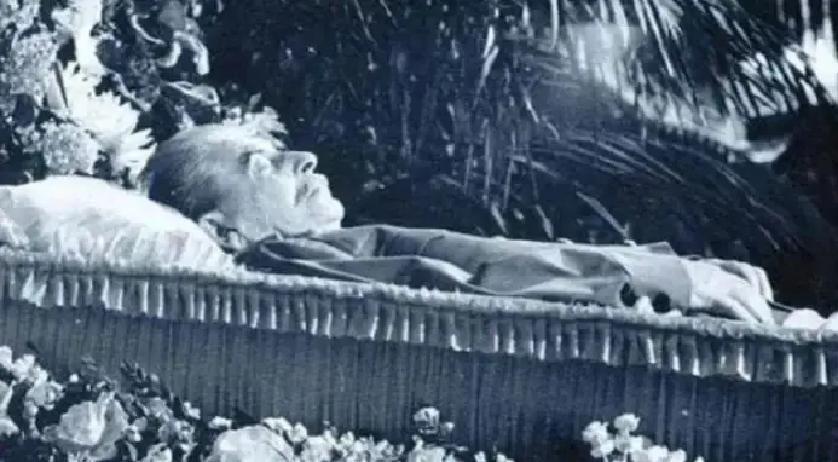 1953年，一手遮天的斯大林临终前有多凄惨？当时苏联上下都在等他咽气，嘴上没人敢说，心里全在倒计时。这个让几千万人胆寒、让整个东欧连大气都不敢喘的铁腕老人，最后走的时候究竟狼狈到了什么程度？
 
二月末的那个深夜，斯大林在孔策沃别墅的书房里突然倒地。他伸手想按铃叫人，手却僵在半空，然后整个人重重砸在