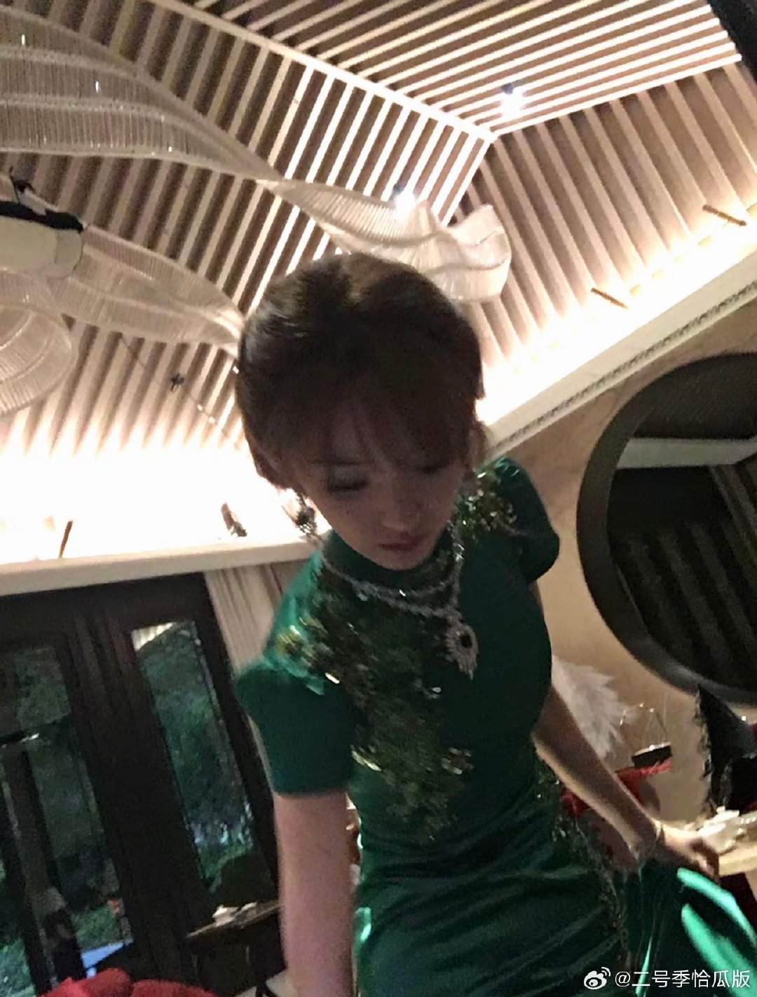 田曦薇墨绿旗袍造型，这么美[干饭人] ​