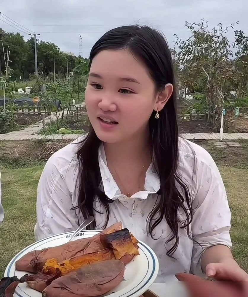 节目组把最能说明真相的那句你把自己说得那么高尚剪掉了。
张家齐在节目里反驳她妈，正片一秒没留。预告片放出来吊胃口，正片直接消失。观察室嘉宾锤娜丽莎发长文自曝，说录制时被局部片段误导到落泪，看完完整素材直接气懵，现场犀利点评全被剪光，只留温和废话。发完秒删。
她妈账号被骂到关评。母女关系被剪辑成对