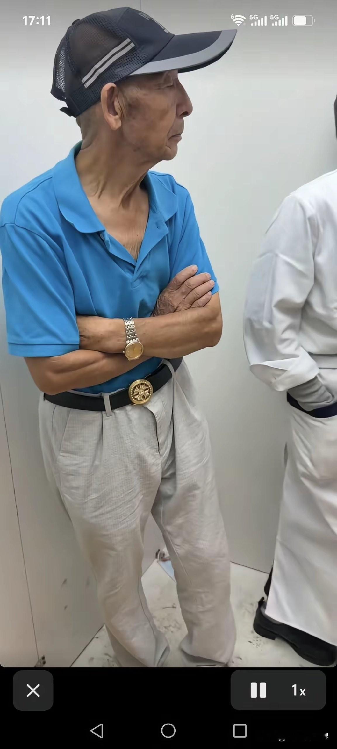 大家发现没有？最近网上流传刘强东父亲刘志成独自在宿迁坐电梯的画面，身边没带保镖，看着跟小区里普通老大爷没两样，仔细看他一身行头，全是儿媳妇章泽天安排的。

第一，老爷子出行完全没有排场，平时在家乡就爱跟老伙计打牌唠嗑，之前他的老同学还说他从前过日子特别俭朴，二十块钱的自行车都骑得自在，完全没有高人一