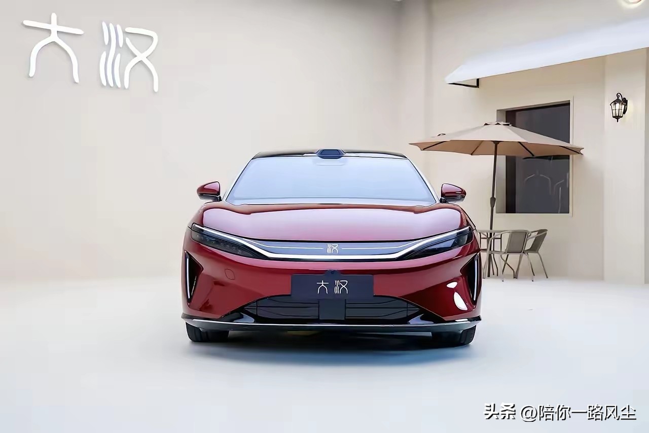 2026成都车展，哪10款车人气最高？以下排名不分先后，仅供参考！

1、比亚迪大汉
预售价为24.99万起，作为国产旗舰轿车，前面的醒目国风“大汉”二字，看起来气场十足。搭载了刀片电池，续航扎实稳定，双电机四驱动力充沛。


另外，还配备了高阶的智能驾驶，AR-HUD超清抬头显示、云辇-A悬架，智
