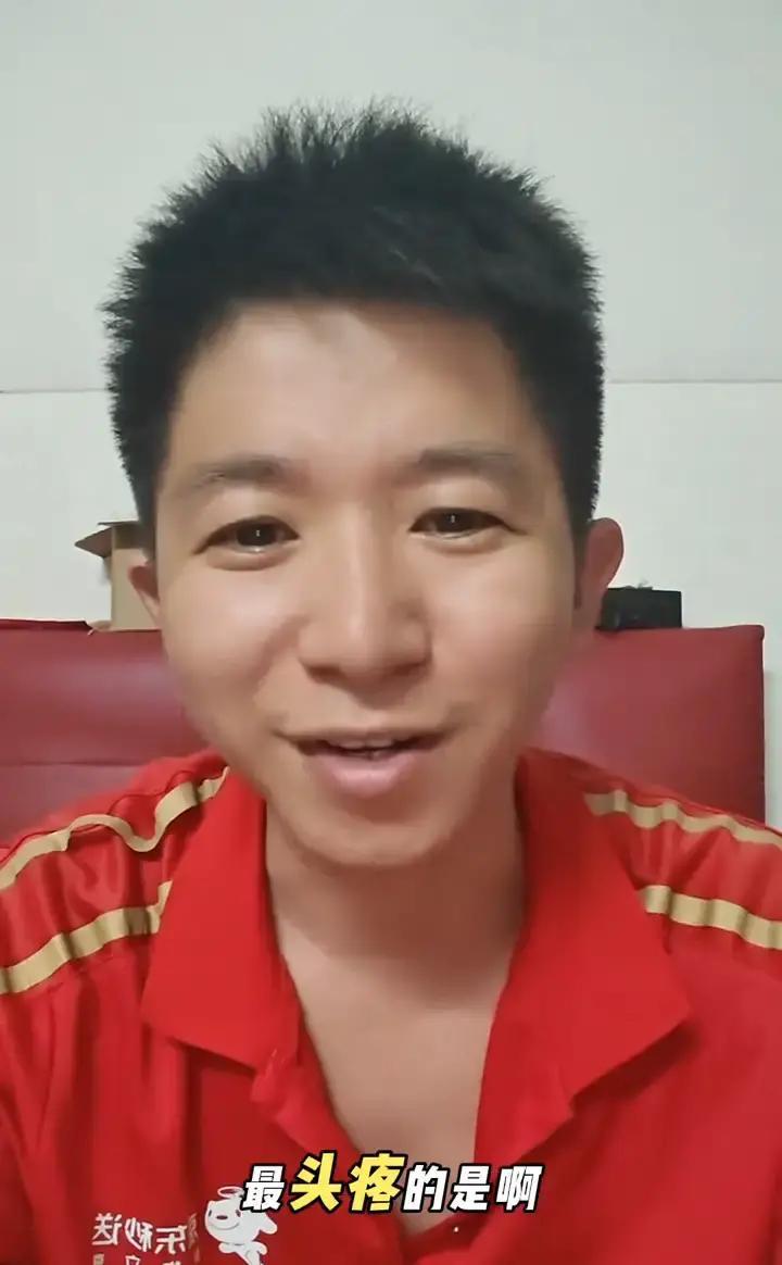 你们知道为什么快递员老是招不到，而外卖员却是一抓一大把吗？首先送外卖其实很简单，取到餐送到客户手里拍个照，这一单就算完事了，责任当场就了结。
很多人看到外卖员和快递员都在路上跑，都会觉得这不就是送东西吗？谁挣得多、谁更轻松，好像只看单量就能判断。
可真正干过的人知道，这两种工作看着相似，麻烦程度根本