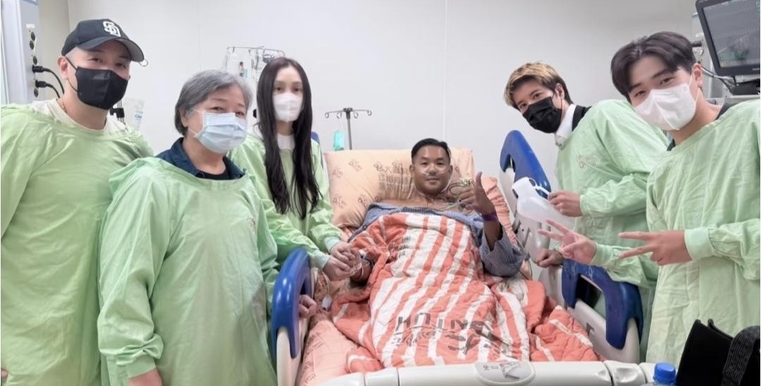 见过探病带水果鲜花的，你见过拎着尿壶来合影的吗？王力宏这趟探望，真把兄弟俩的情分拍进镜头里了。

陈建州躺在病床上，范玮琪在旁边握着手，看着状态还算平稳。王力宏到场也没端着明星架子，手里那件“特殊道具”一出，画面有点好笑，又有点暖。

人这一生病，最考验身边谁没散。有人递水，有人陪笑，有人连尴尬都愿