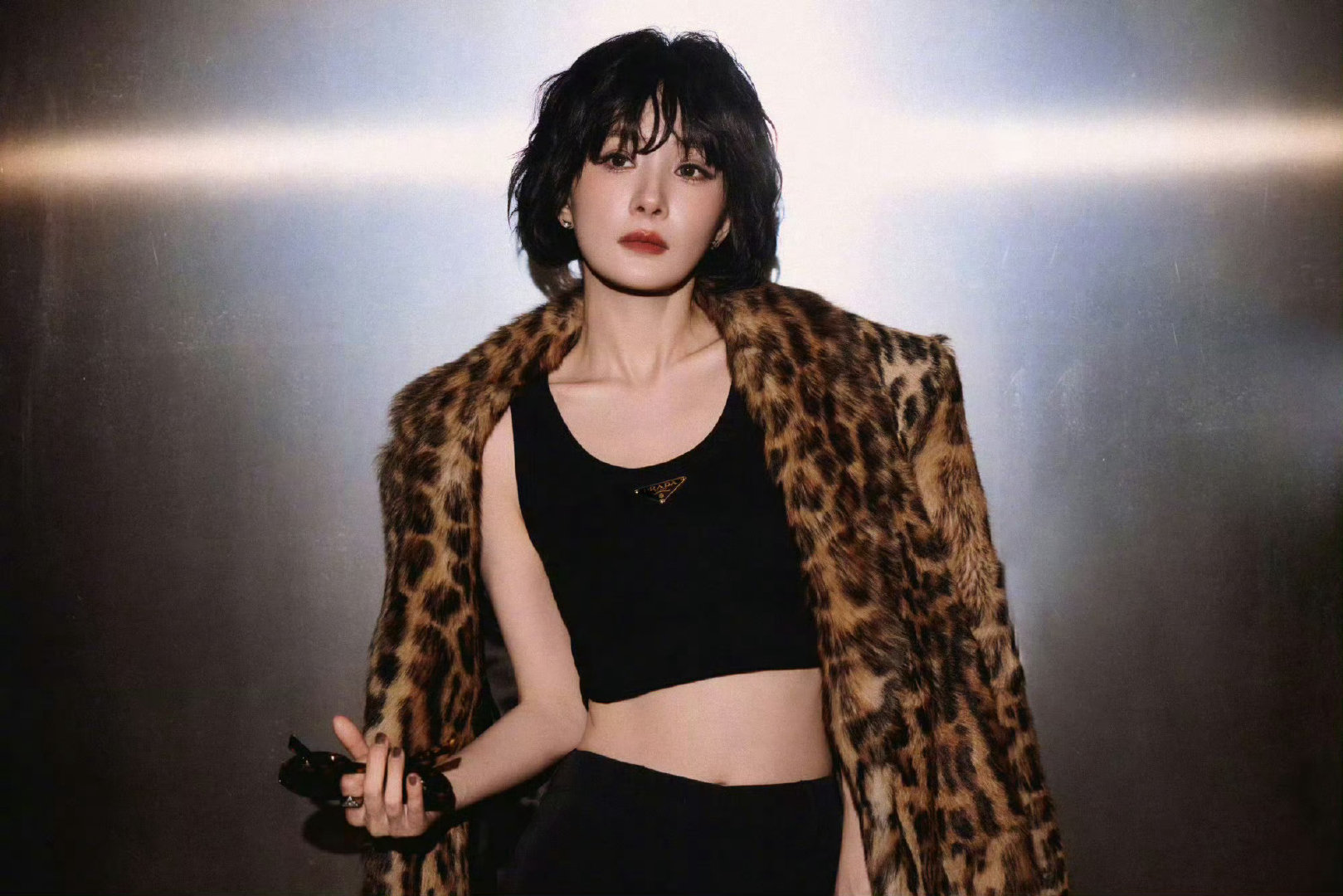 杨幂｜Vogue World

杨幂 Vogue World 米兰，杨幂身穿PRADA 2026 假日系列短发➕豹纹长款大衣，时髦张力直接拉满。短卷发随性慵懒，复古、松弛又摩登。

Vogue World活动现场图杨幂状态美的！

杨幂闪耀米兰！

#杨幂短发##VogueWorld米兰##米兰时装周# ​
