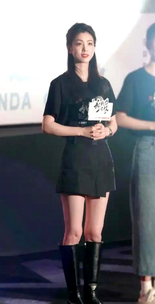 短裙皮靴一刷屏，内娱的“白幼瘦”审美直接被砸得稀碎。

演《新龙门客栈》金镶玉爆火的李云霄，身上那股挺拔劲儿，是十几年在戏台上生生压出来的。流量明星天天对着镜子琢磨摆拍角度，她每天死磕的是唱念做打、手眼身法步。

最绝的是火了之后。别人忙着上综艺圈钱，她转头就扎进乡村礼堂和社区空地，认认真真给大爷大