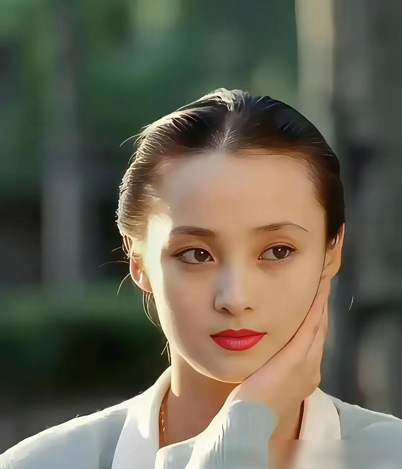 甄嬛差点是周迅，皇后差点是甄嬛，华妃是抢来的。
《甄嬛传》选角，比戏还热闹。郑晓龙最早想找周迅，没档期。原著作者流潋紫，心里照着蔡少芬写的甄嬛，结果蔡少芬一看，快40了演少女，算了，扭头把皇后拿了。资本塞人，郑晓龙没硬顶，给安排了个福晋，投资保住了，主角保住了。
最狠的是蒋欣。本来试曹贵人，她非