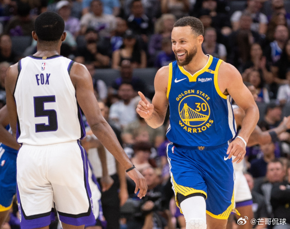 近日前NBA球星斯蒂芬·杰克逊和马特·巴恩斯录制了《ALL THE SMOKE》播客，在最新更新的一期里，他们谈到勇士的相关话题。

主持人：如果库里感到厌倦并想要离开勇士，哪里会是最好的归宿？

武圣：马刺。他们有达龙·福克斯，可以打包交易，都不用动卡斯尔和哈珀。不仅如此，他们今年选秀有两个高顺位签 ​