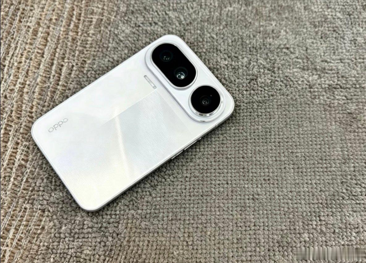 网友渲染的OPPO 阔直屏设计感觉如何？
（网友渲染设计非官方） ​