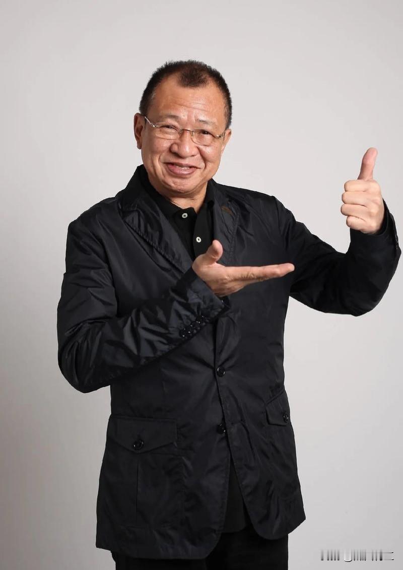 我很好奇问了学法律的朋友，
许绍雄离开大家已经一年多了，广告商却一直在用他的头像，合适吗？朋友说，这事不能凭感觉评判，关键要看当初签下的肖像权授权期限。
 
很多网友看到许绍雄的形象依旧出现在各类广告里，第一反应就是觉得不妥，认为人已经离世，商家不该继续拿他的形象盈利。朋友解释，艺人在世时和品牌签订