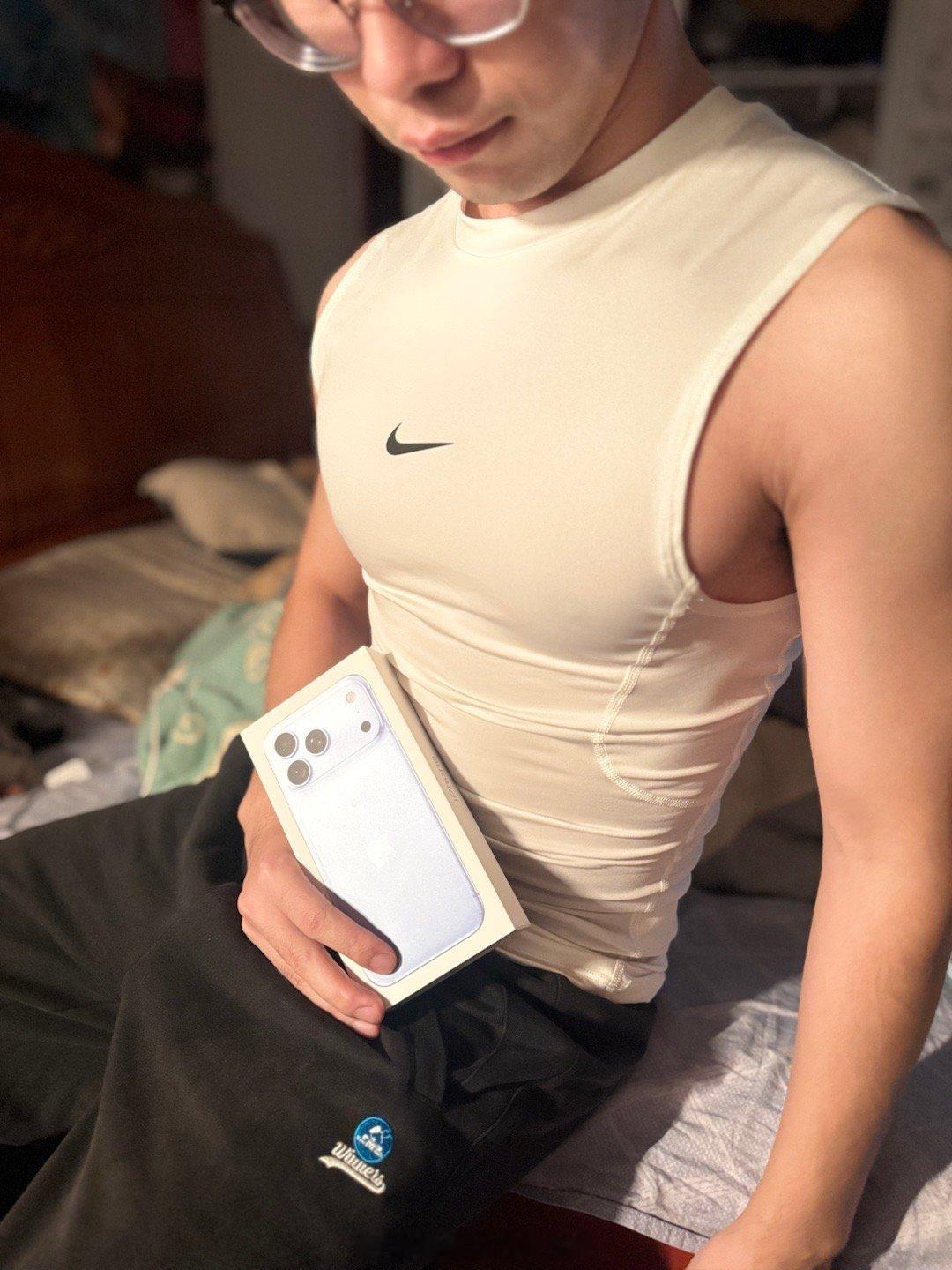 这个世界上什么都是假的。
努力是假的，天赋是假的，缘分是假的。
只有我老公给我买的iPhone 18 Pro Max是真的 ​