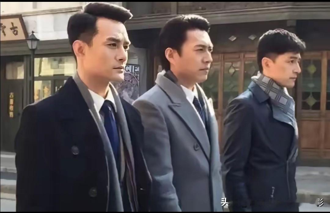 别用情怀绑架演员！
《伪装者2》换人，全员无可无奈何

《伪装者2》换人这事闹得沸沸扬扬，评论区全是骂声。不少人指责胡歌、靳东、王凯红了就翻脸，一点情面都不讲。
 
可真实情况压根不是大家想的那样！
靳东属于体制内，接戏要走层层审批，不是想接就能接；王凯身体出了问题，医生明确叮嘱不能熬夜；再加上三个
