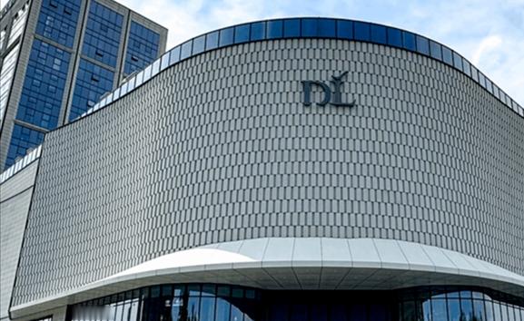 欠债105万两度想轻生，他学胖东来做了件&34;傻事&34;，结果把债还清了
今天刷到一条新闻，看完心里暖乎乎的，必须跟大家聊聊。
河南郑州有位于先生，早些年开货拉拉，一个月挣五千块。后来不甘心，创业干物流，结果赔了个底儿掉，欠下105万外债。他自己跟记者说，那段时间心灰意冷，两次都动了轻生的念头。
人在最低谷