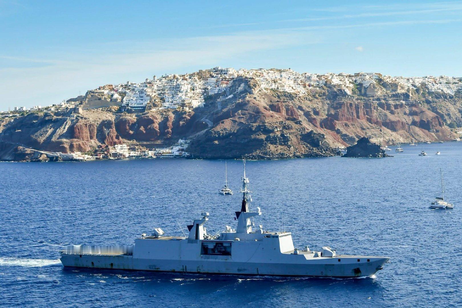 #中外舰闻# 早安，法国海军(Marine nationale)“拉斐特”级护卫舰好图
100炮和海红旗7，哦不，海响尾蛇看着眼熟[doge]。
该级舰现在有3艘（拉斐特号、孤拔号、乌头号）把“海响尾蛇”都拆了，换成了“西北风”便导[笑cry]
Photo credit: Marine nationale ​