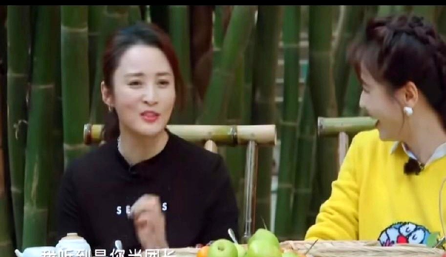 蒋勤勤当着镜头的面，突然对刘涛甩出一句：早知道是你当团长，我就不来了。

全场瞬间死寂。旁边的陈建斌脸都僵了，刘涛更是脑子飞转：我到底哪得罪她了？

结果蒋勤勤紧接着补了半句：秦海璐也来，你们俩那么好，我怕自己融不进去太尴尬。

刘涛当场松了一口气，误会直接消散。

说话留半截，最容易把人吓出冷汗。