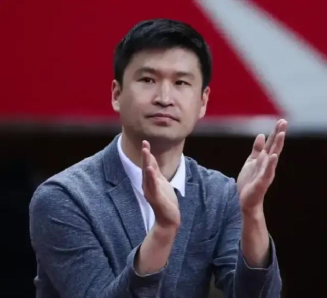 一场四连败直接把主教练和总经理全给连根拔起，宁波男篮这回是真急眼了。
先是主帅科斯蒂奇下课，让老将许钟豪顶上去当救火队员。帅位还没坐热呢，管理层的霍楠也交出了总经理钥匙，换成董方亮接手。
短时间内核心班底换了个精光，放眼整个联赛也是极少见的震荡。
换作前几个赛季，垫底就垫底，大家心照不宣地摆烂