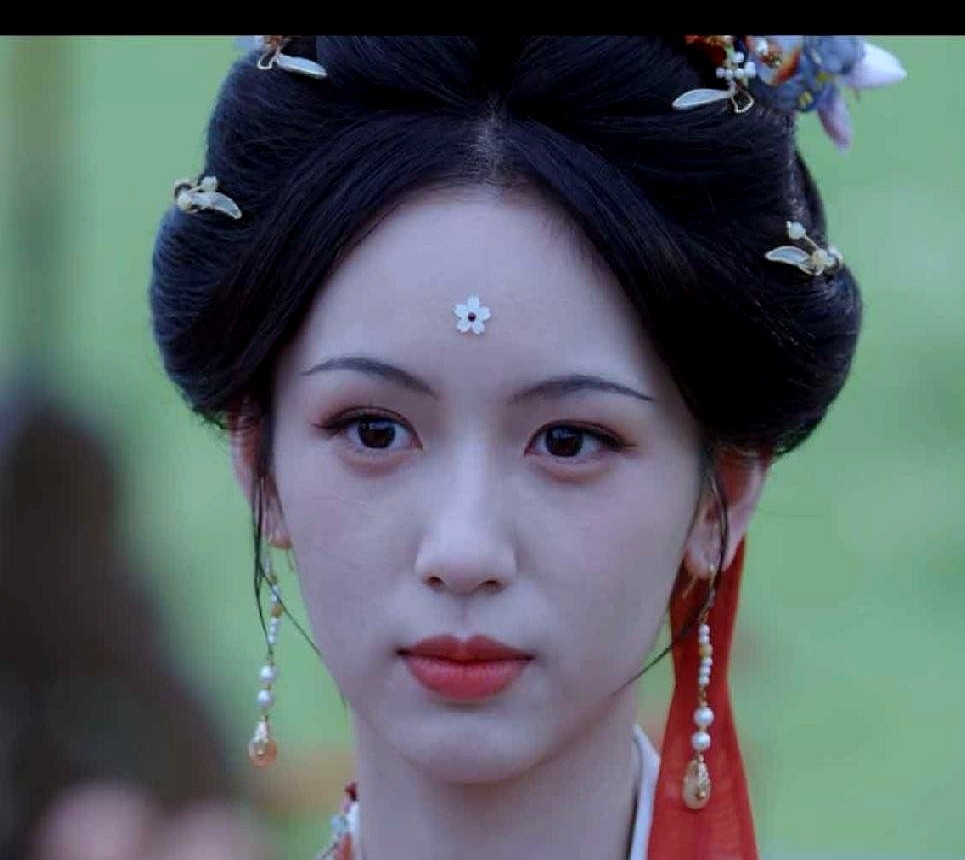 通房丫头踩在正房头上管账，这剧情看得我差点抠破沙发。

《一瓯春》原著底子多好，剧版却拍成了过家家。封建社会最忌讳宠妾灭妻，剧里倒好，几个妾室跟正房平起平坐，端着茶碗对当家主母评头论足。

更离谱的是称呼。从大娘一路排到五娘，硬生生把妻妾天堑抹平，弄得像梁山泊排座次。古代妾室只能在旁边站规矩，哪有资