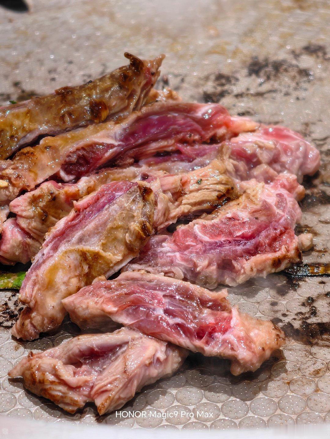 吃完这顿，就要好好上班了！🍴(ˆڡˆ)🍴

吃了一家韩式烤肉，味道不咋地吧，但配的小菜够丰富，南瓜粥还是无限畅饮！#微博跨域计划#  ​
