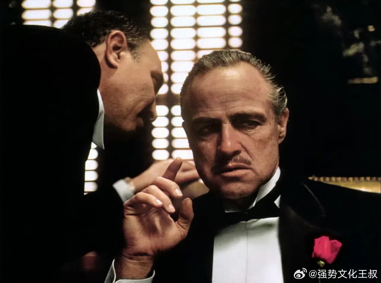 《教父》中，教父为什么仅仅通过人情债，就能维持一个黑社会家族？

如果你的女儿，被两个黄毛侵犯并殴打，而法院只判了缓刑，并没为你伸张正义。

这时候，你只需要找到教父，表示对他的尊重，并亲吻他的手，不用多久，你会看到两个黄毛挂在了你家门口的电线杆上。

教父帮助了你，但不会马上索要回报 ​