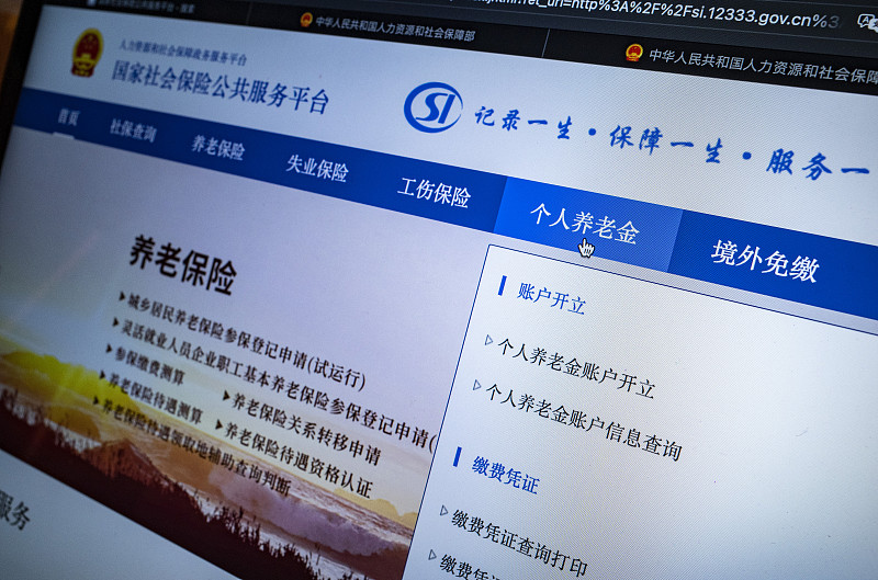 人社部最近提的把未参保人员找到动员参保，真的不是光靠社区喇叭喊两句就能搞定的事。
现在卡在现实里的堵点全是实打实的：外卖骑手这类灵活就业者，自己全额缴职工养老加医保月均要一千多，赶上暴雨爆单月入过万是爽，可淡季跑不够单连房租都紧，哪