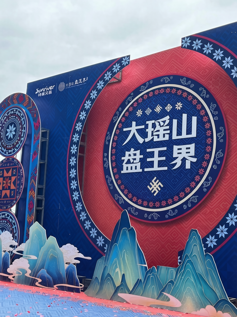 说下自动驾驶带来的就业变革吧，现在很多人把网约车、外卖快递这三个行当当就业兜底，找不到合适工作就先跑单糊口，其实很少有人察觉到行业变革已经摸到临界点了。
现在全国持证网约车司机都超748万了，深圳14.2万台合规车对应39.5万持证司机，2.8个人抢一台车的单，全职司机日均才13单，连18单的保本线