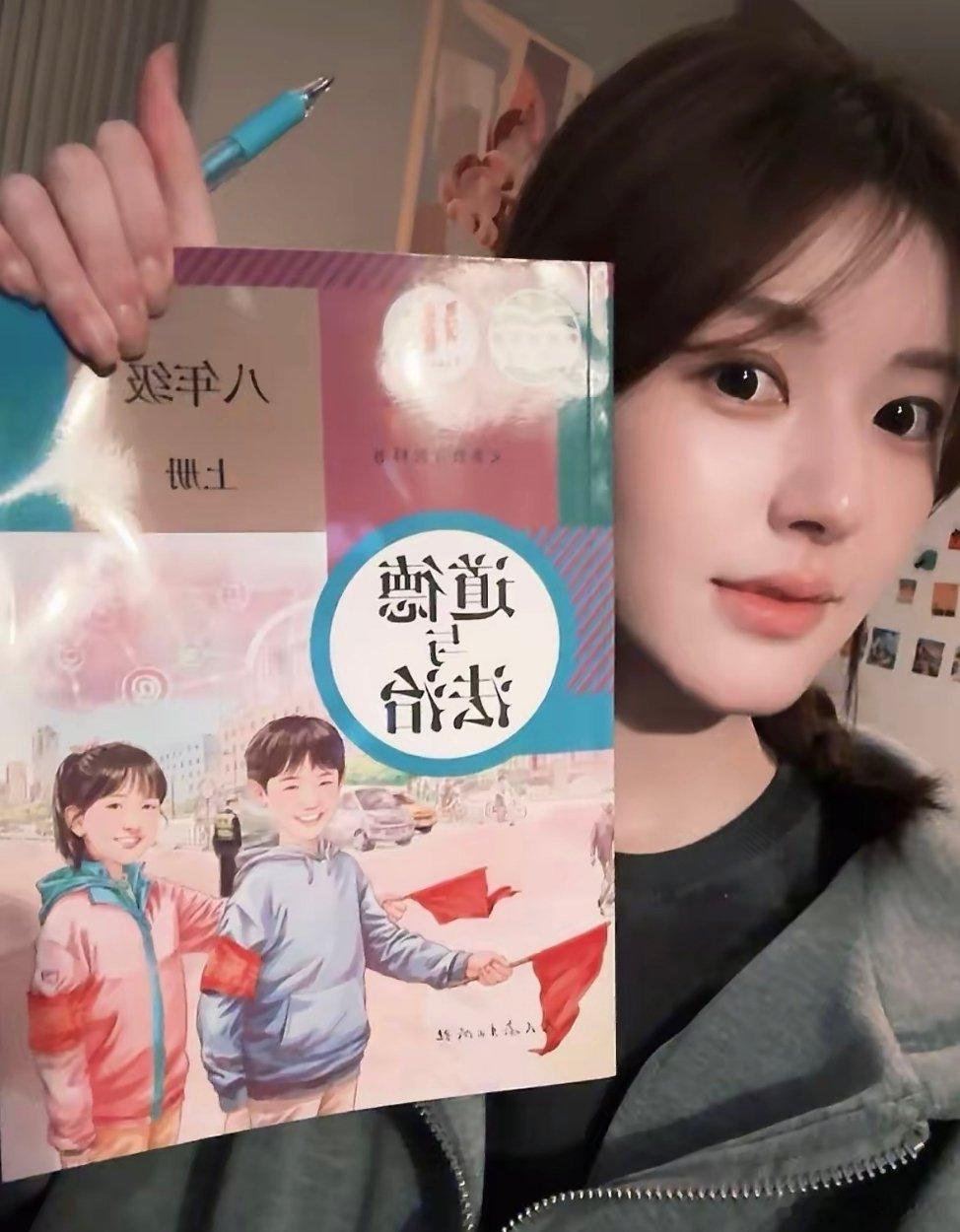 #赵露思[超话]# zls#赵露思# zls#赵露思# 

八上道法原谅你1秒钟 ​