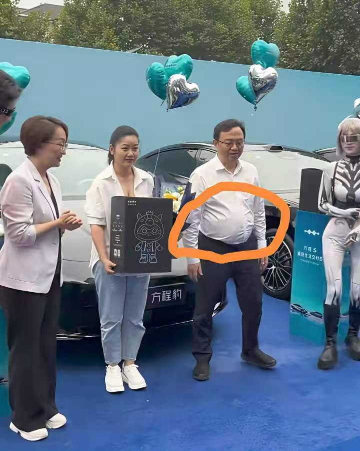 同样是给车主亲自交付，雷总就显得那么亲切自然，但王总这边就有点拘束紧张了，关键是大肚腩也太抢镜了，真的建议他多学学雷总健身，管理一下身材！ ​