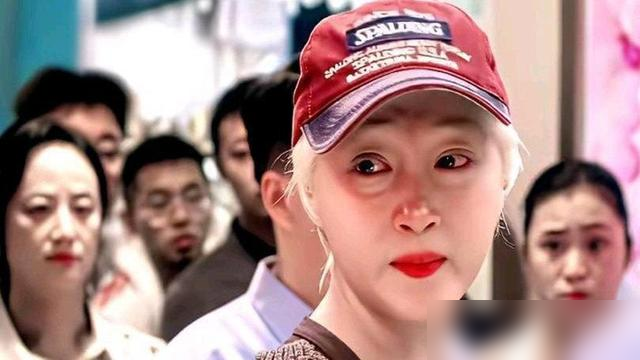 关晓彤把头发漂成白的，素颜演个白化病姑娘，结果豆瓣4.5，收视冲到1.9还被骂。剧组宣传，她哭了。
哭也没用。差评全在剧本上：九十年代，一对爹妈主动拿健康儿子，去换别人家得白化病的闺女。理由是想要个女儿。
那时候一个白化病孩子的治疗费，能把一个厂矿家庭拖垮。观众不是傻子，这逻辑根本立不住。后半截