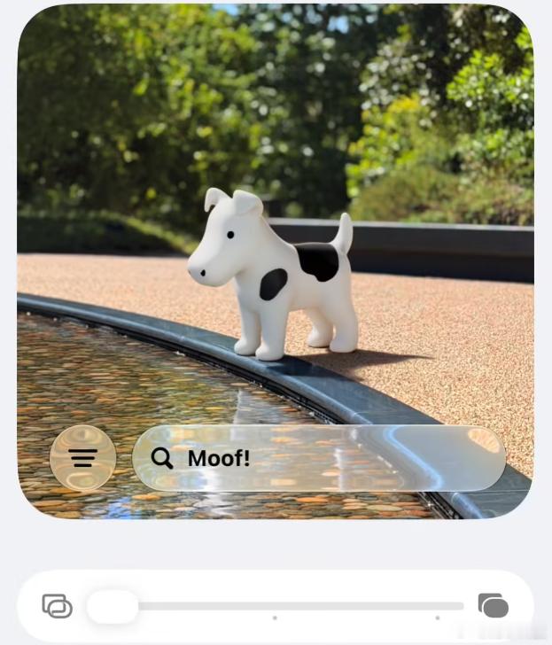【苹果 iOS 27 内藏小彩蛋】
近日，苹果 iOS27 正式版上线。有网友实测后发现，只要进入设置 - 外观 - Liquid Glass 页面，持续下拉预览区域，触发震动并出现 “Moof!” 字样后，就会显示经典 Clarus 狗牛形象。该形象源自上世纪 80 年代 Mac 系统，因分辨率低分不清是狗还是牛得名。在 Spotlight 输入 ​