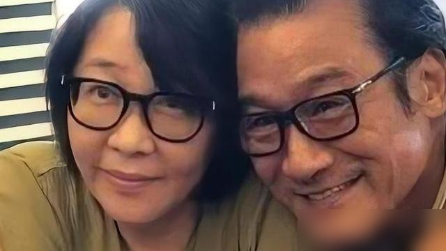 68岁梁家辉又拿影帝了，嘴一撇，先谢家里那个胖老婆。
当年他被封杀，沦落到铜锣湾摆地摊，江嘉年就是那时候嫁的他。后来他红了，老婆吃药吃坏了身子，整个人像吹气球一样肿起来。媒体拍到他俩逛街，标题全是“不般配”。
梁家辉怎么做的？每次出门，手攥得死紧。上个月《捕风追影》票房破12亿，他转头就陪老婆买