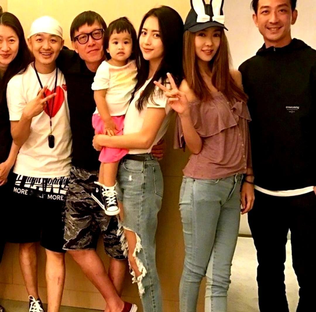当那张同框画面弹出来时，还是愣了一下：中间的男子左手揽着包贝尔，右手搭在包文婧腰上，身侧还挨着“包饺子”，这份贴近，像老友聚头时的打闹。
而当包文婧又提到怕别人把她老公抢走时，弹幕立刻开吵。
有人拿颜值当标尺，认定她的气质压住旁边的薛凯琪，顺嘴就来一句“做女明星也不过分”。
可见得多了才知道，外形登