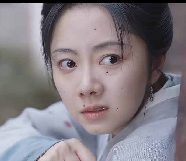 我闺蜜看了
《兰香如故》后
不禁感叹了一句：终于明白那些资本为什么喜欢谭松韵了，绝对不是她年轻漂亮

她是真的演技好啊！

恐惧害怕到在地上一通乱滚乱爬，这完全是正常人遇到危险时的生理性反应，太真实了

完全演出了那种，一直在内宅生活，没见过打打杀杀场面的状态

还有最后与敌人的那个对视，恐惧、后怕