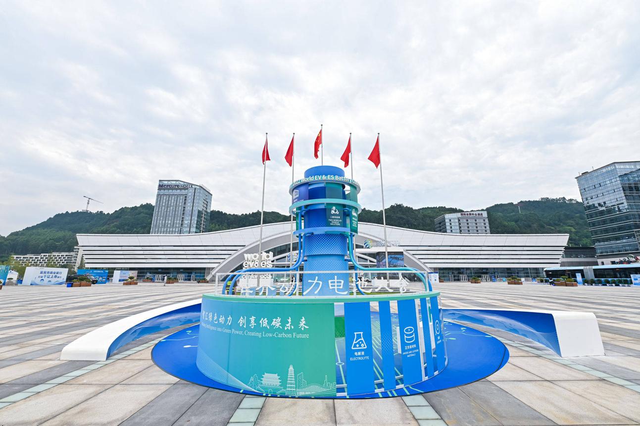 今天开幕！世界动力电池大会来了，电动车的“心脏”又要卷什么？
今天，2026世界动力电池大会在四川宜宾开幕。
这个大会听起来比较专业，但其实和普通人的生活越来越近。
因为新能源汽车越来越多，而动力电池就是电动车最重要的核心部件之一。
续航能不能更长？
充电能不能更快？
电池安全能不能更好？
冬天续航
