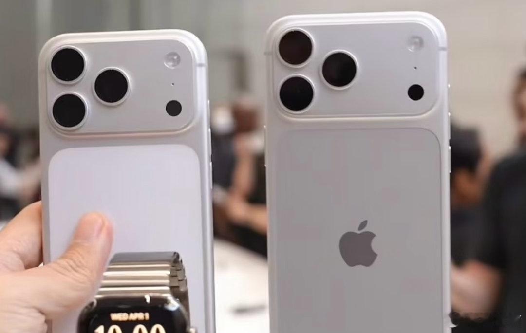 左边：iPhone 17 Pro Max银色
右边：iPhone 18 Pro Max银色

哪个银色版本更高级一点？[不愧是你] ​