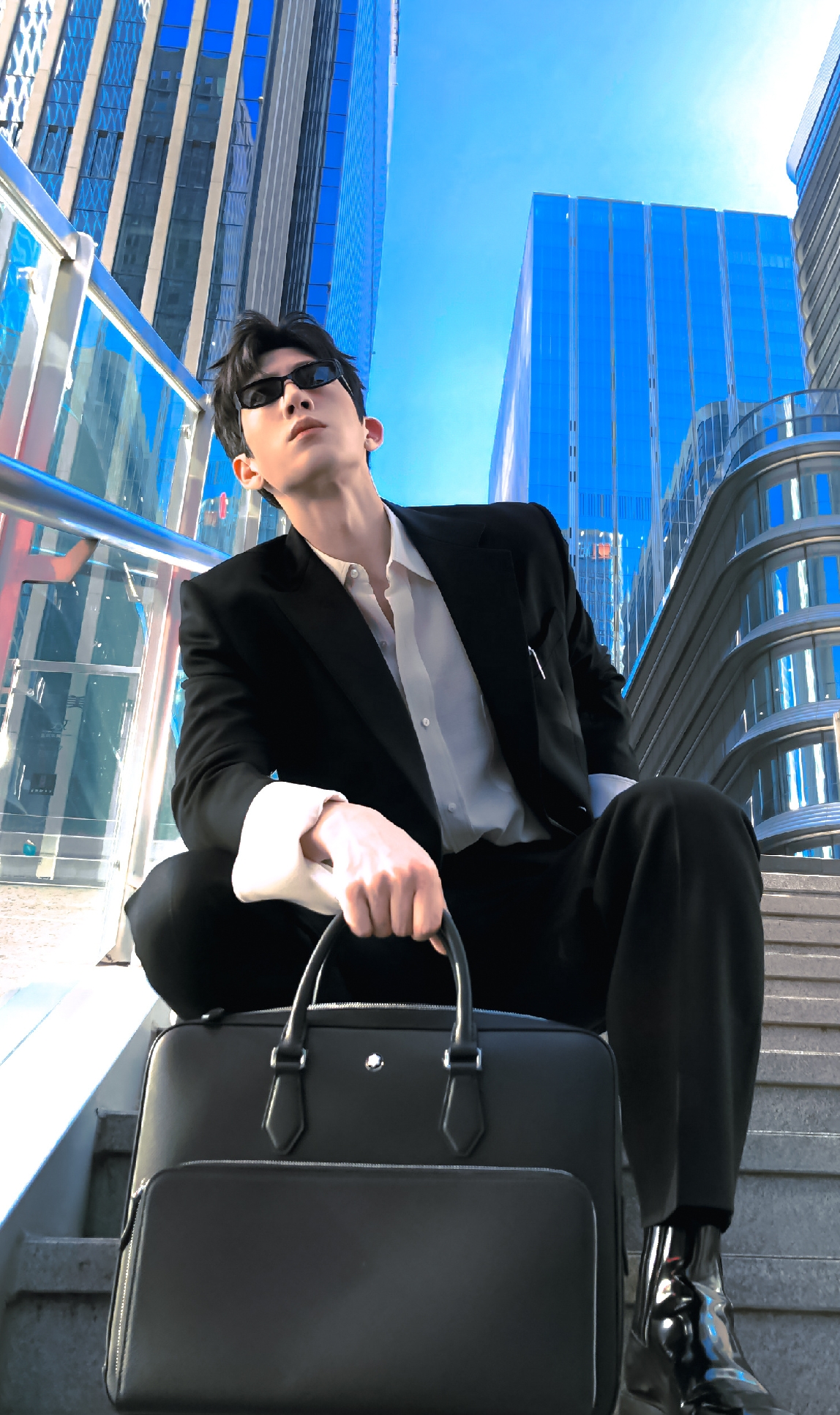 《早春晴朗》人物解析：栾念，不是完美霸总，是满身伤痕的普通人
 
很多人讨论《早春晴朗》里的栾念，井柏然塑造的这个角色，打破了传统霸总模板。他才华出众，是广告行业的顶尖人才，外表冷漠毒舌，习惯用刻薄作为保护壳，嘴上从不示弱，行动却会默默守护尚之桃。
 
栾念不是完美男友。他有性格缺陷，骨子里带着自卑