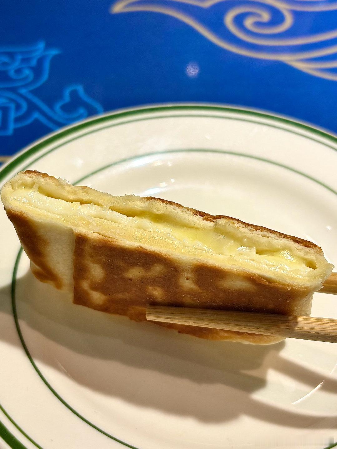 体验了内蒙美食
烤羊排很美味，奶茶没有一丝甜味，是茶 奶 咸味，有点喝不惯
如果天气好我会更开心的OK
这两天都有下雨，相机都没拿出来过，全程带着大疆拍
后面的路线景色或多一些，希望天气晴朗[可怜] ​