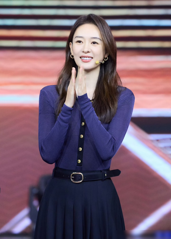 演员童瑶因总演都市女性被说不温不火。
 好多人吐槽童瑶总演顾佳、顾清俞...