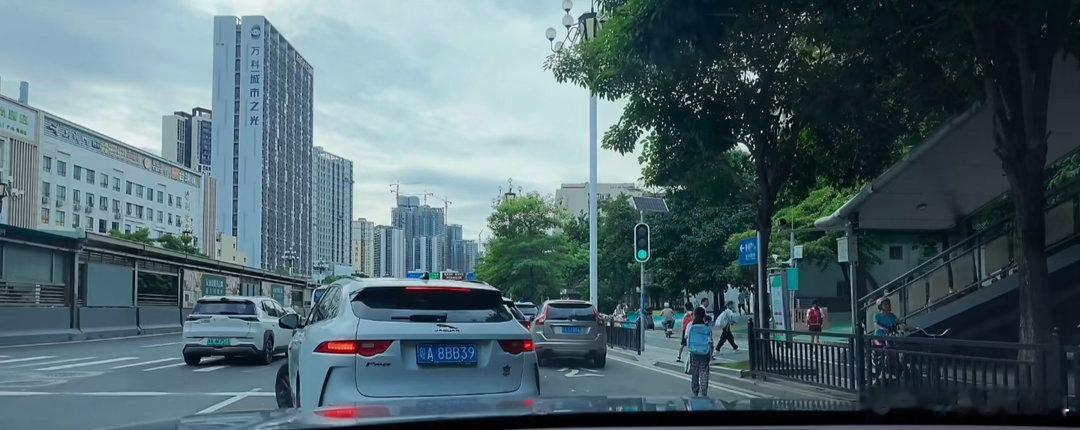 9月又来到了开学的季节，昊铂HT成为了开学的装载工具车，大空间和舒适性是孩子们成长路。静谧的空间里是孩子们每天上下学的移动港湾。昊铂装载了孩子们的成长的点点滴滴，昊铂承载着一路的欢声笑语，见证开学季的每一个珍贵瞬间。昊铂我的靠谱座驾，默默守护孩子上学的路途时刻。#好友玩昊车##广汽昊铂 ​
