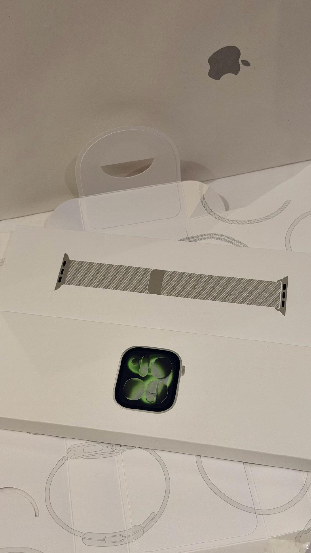 什么情 什么爱 我的Apple Watch三千五百块#applewatch[超话]##Apple[超话]##智能手表[超话]#  ​