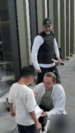 给你签名时能笑，转身面对球童，脸就冷得像冰。
中网场边，莱巴金娜蹲下来给小孩签名，耐心、温和，像个邻家姐姐。可一进场，对递球的球童面无表情，赢了温网也就是轻轻握个拳。外号冰山美人，不是白叫的。
球迷送她健达奇趣蛋，她笑着收下说谢谢；赛场上，对手打出好球，她连眉毛都不抬。不是没情绪，她说自己心里翻