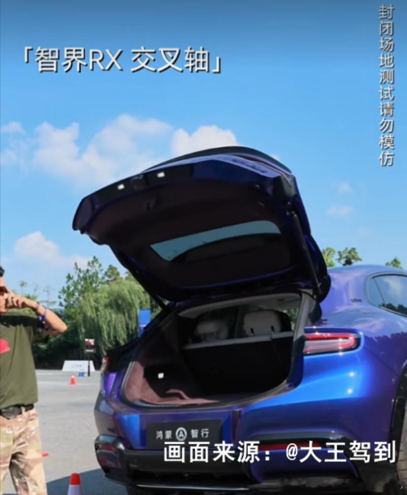 上回聊Model Y L后轮塌陷，现在维权群300人了，换了弹簧还塌。据界面新闻采访的底盘工程师分析，弹簧不可逆塑性变形是主因。特斯拉至今没启动召回，只是给换弹簧。
同一天，智界RX完成交叉轴测试：48公分单轮悬空，车门照开，扭转刚度超50,000 N·m/deg。
一个在出问题后解决问题，还不一定解决得好；一 ​