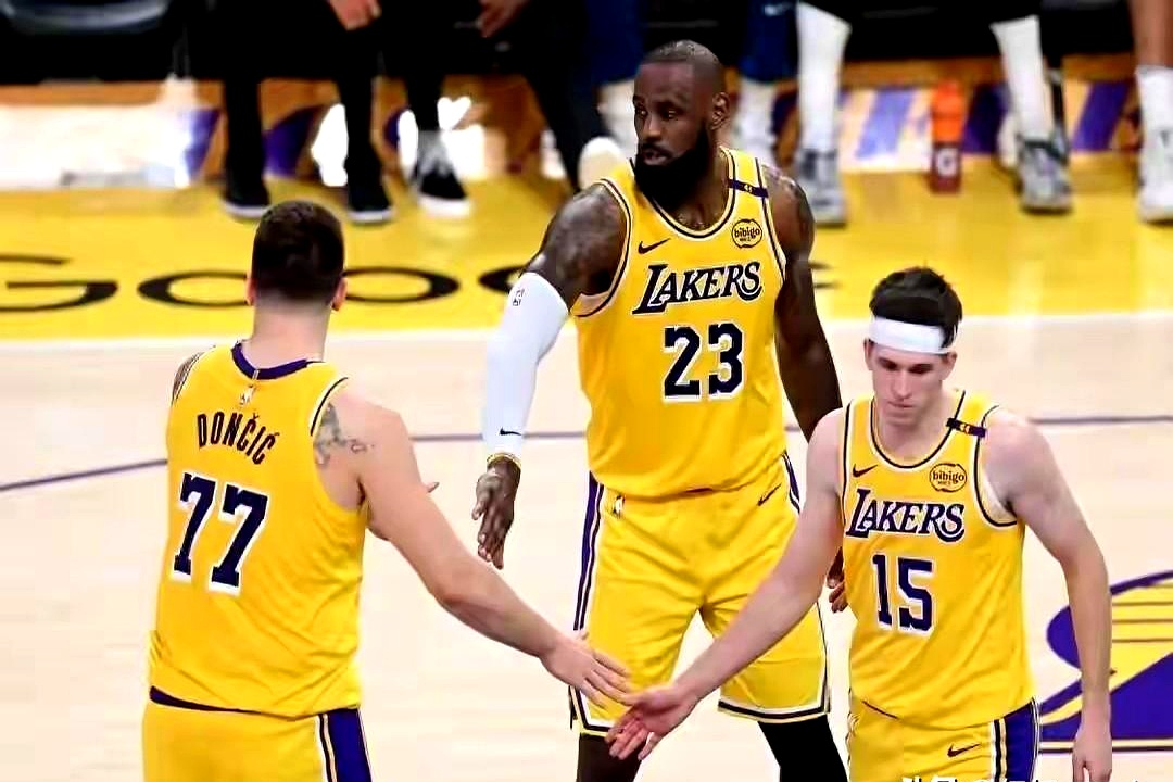 两大核心缺阵，湖人居然3:0领先？    这事儿放谁身上都得懵。东契奇...