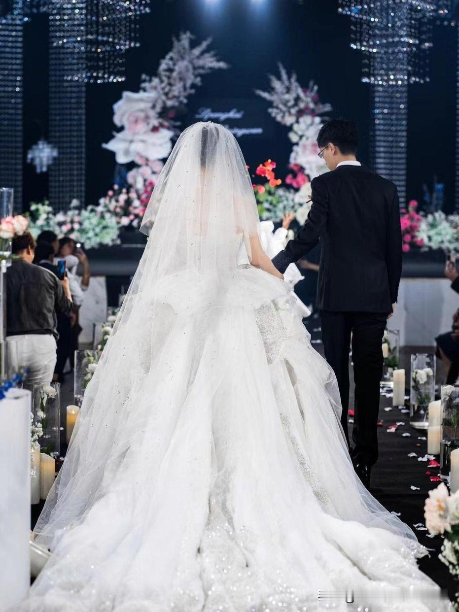 火了！小伙办极简婚礼，礼服29.9元，没有司仪，婚车就是自家小车。
 
山西晋城这场婚礼，最近刷遍网络，没有豪华排场，却收获一大波网友点赞。
 
提到结婚，很多人第一反应就是：要大气、要有排面，车队、司仪、昂贵礼服，一样都不能少。可这对小夫妻，偏不跟着攀比的风气走。
 
新郎的礼服网购只要29.9元