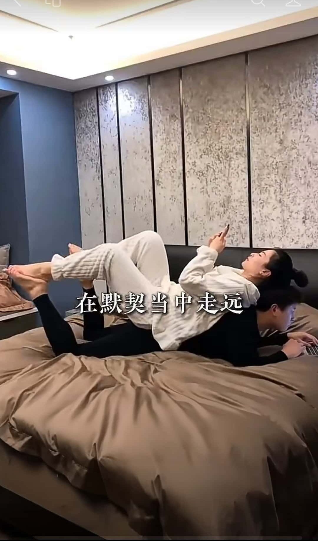 婚姻是人生的第二次投胎。选对了结婚对象的原生家庭，后半辈子才从容。结婚前，一定要看对方的家庭底色，结婚尽量选这四种家庭：1.门当户对——三观同频，减少内耗；2.人品善良——是本身就好，不是只对你好；3.饮食得体——餐桌温暖，藏着尊重与爱；4.经济观念——张弛有度，不挥霍不委屈。 ​