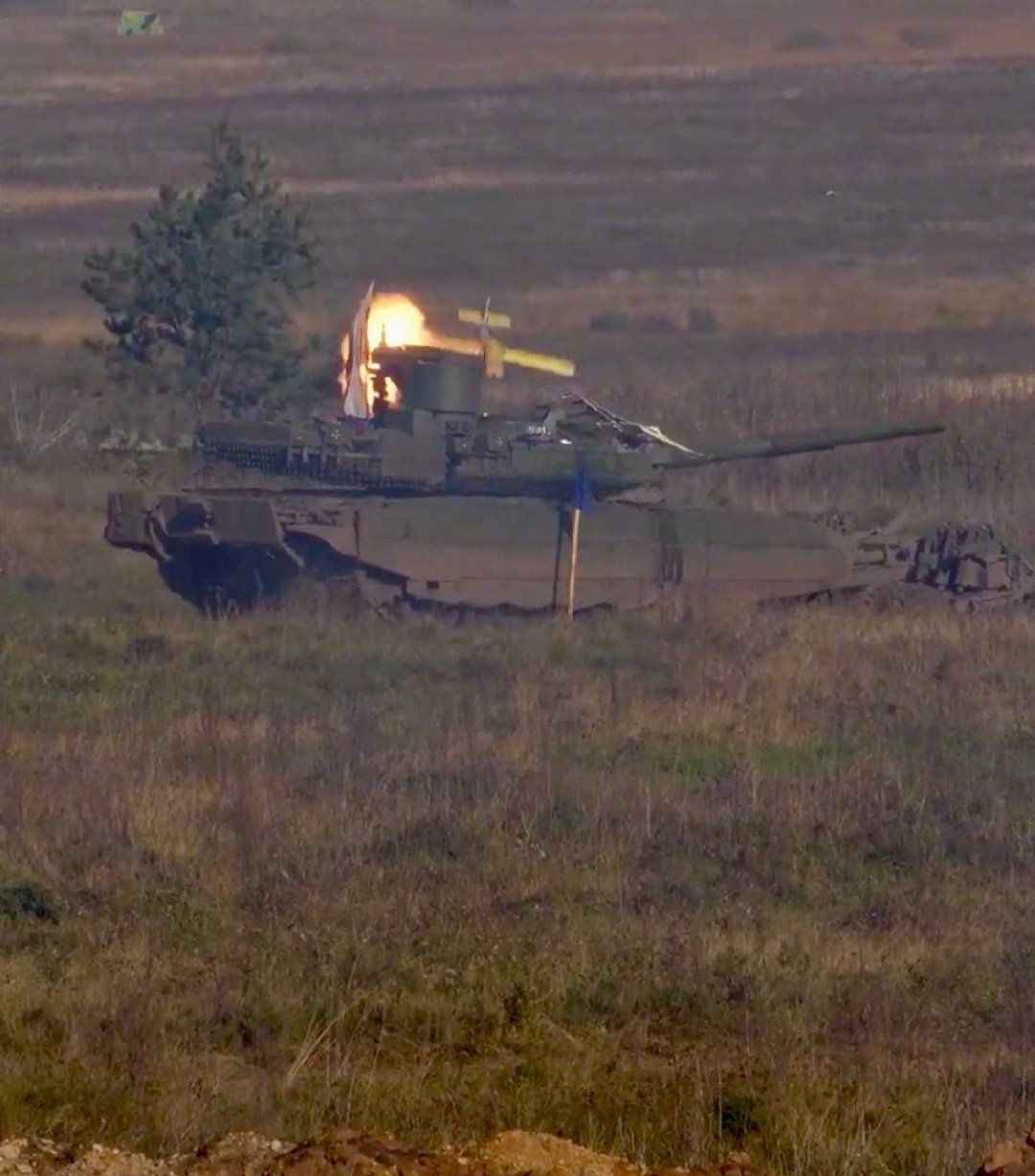 #烽火问鼎计划# T-90M坦克主动防御系统拦截无人机。 ​